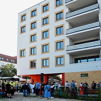 Der Neubau in der Rudower Straße ist das neue Zuhause für viele Genossen-schaftsfamilien und zwölf Bewohner einer Pflege-Wohngemeinschaft.