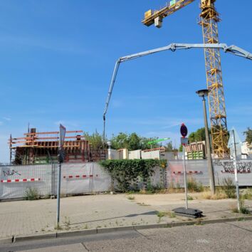 August 2022 - Der Bau wächst über den Bauzaun hinaus.
