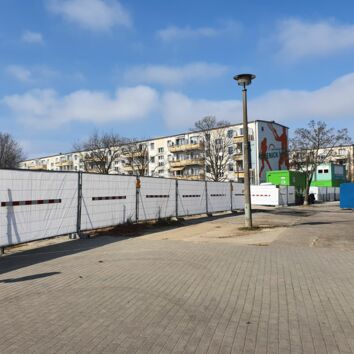 März 2022 - Der Naubau (Bauzaun links) wird den Eingang zu unserem Wohngebiet in der Köllnischen Vorstand bilden (Häuser Bildmitte).