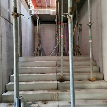 September 2022 - erste Treppen wurden montiert.