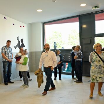 Die Gäste bestaunen das großzügige und kunstvoll gestaltete Foyer.