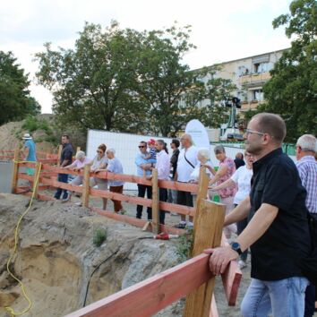 interessierte Gäse an der Baustelle