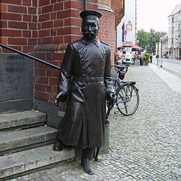 Der Hauptmann vorm Rathaus