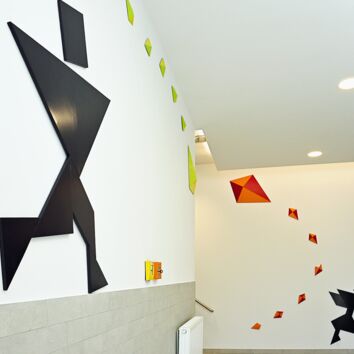 Eine Kunstinstallation auf den Wänden des Foyers begrüßt zukünftig die Be-wohner der „Drachenwiese“.