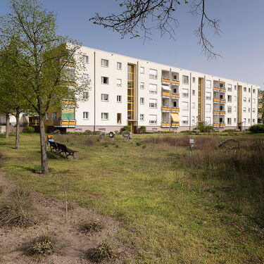 Eine ruhige Wohngegend mit grünen Wiesen und einem modernen Wohnblock an der Zum Wuhleblick Straße.