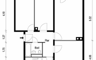 Grundriss einer Wohnung mit vier Zimmern, Küche, Bad und Balkon, ideal für Familien oder WG.